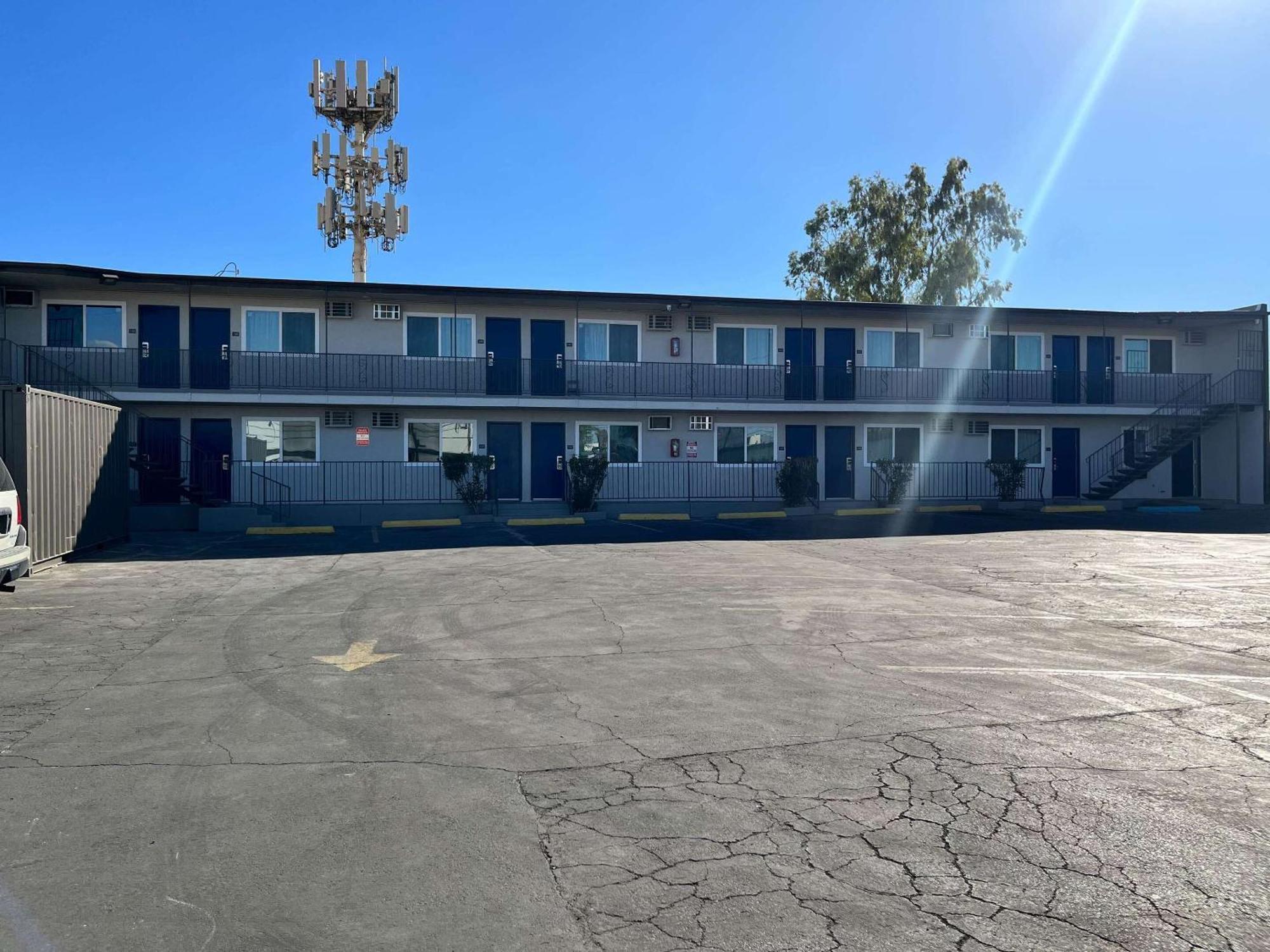 Motel 6 Las Vegas Nv Downtown Fremont St Bagian luar foto